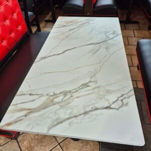 Mesa y cabinas (Tres)